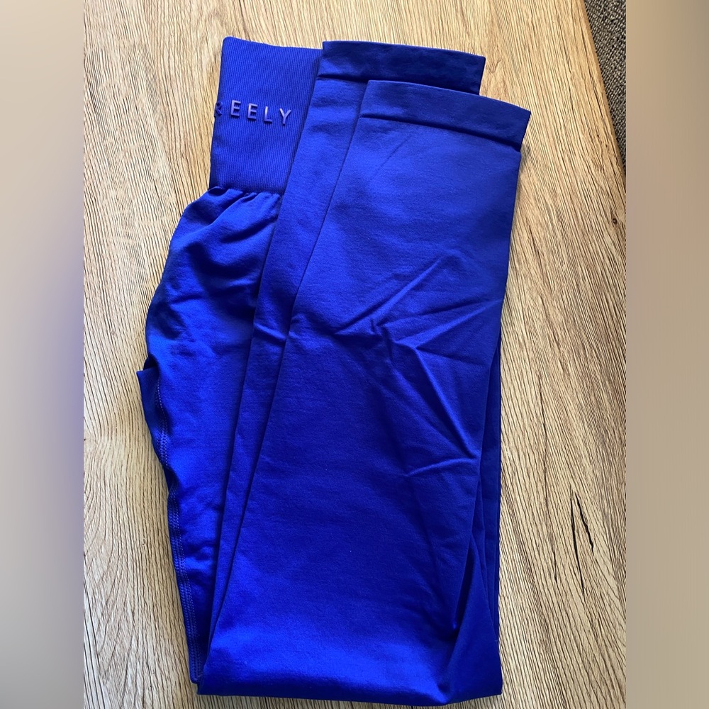 Vibrant blue leggings
